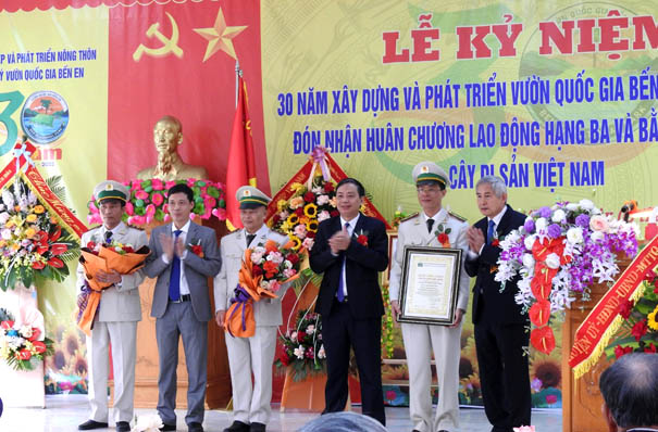 Thêm[-]3[-]cây[-]cổ[-]thụ[-]ở[-]Thanh[-]Hóa[-]được[-]gắn[-]bia[-]công[-]nhận[-]Cây[-]Di[-]sản[-]Việt[-]Nam